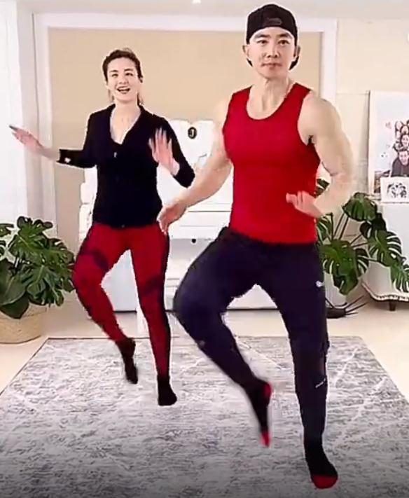 钟丽缇夫妻模仿刘畊宏跳操，动作被指不专业，风格也完全不同