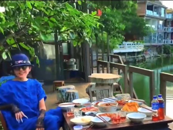 63岁杨丽萍湖边吃饭！与母亲共喝一碗汤，6个菜碟摆满一桌