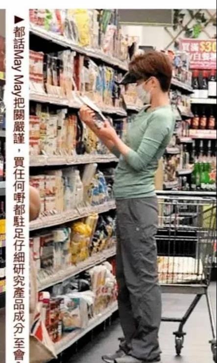 张学友51岁老婆罗美薇超市被拍下近照，网友：难怪歌神这麽爱她