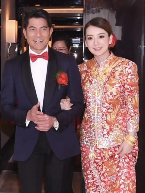 方媛晒了一张和郭富城结婚五周年的照片，网友吐槽她抠门