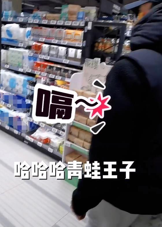 苗苗晒出了和郑恺逛超市的视频，两人手拉着伞，甜蜜得不得了