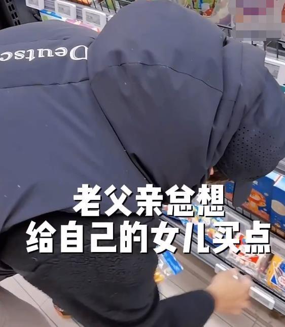 苗苗晒出了和郑恺逛超市的视频，两人手拉着伞，甜蜜得不得了