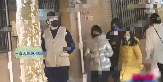 雷佳音带着妻女外出聚餐，妻子美艳动人，10岁女儿已达父亲肩头