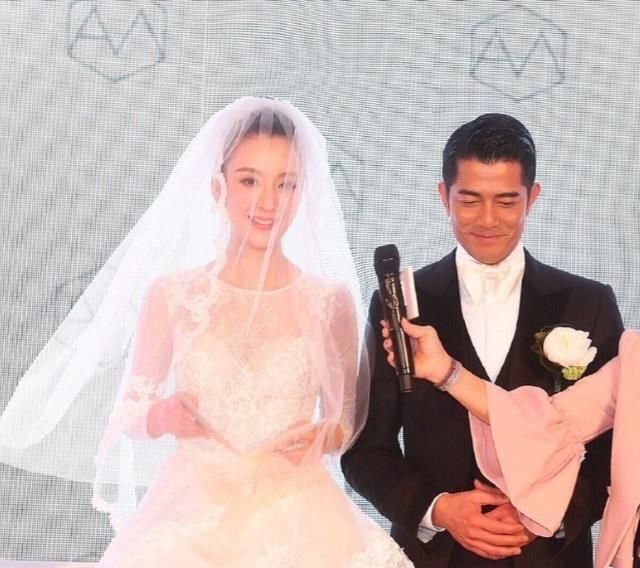 方媛晒了一张和郭富城结婚五周年的照片，网友吐槽她抠门