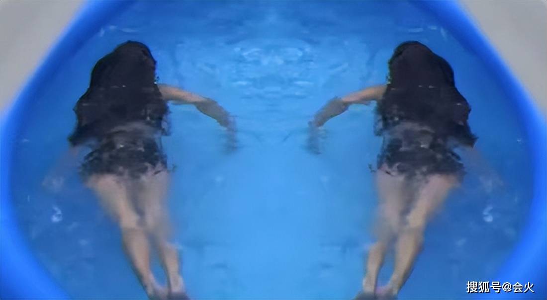 41岁张柏芝晒在家游泳视频，潜水时一双大长腿尤为抢镜