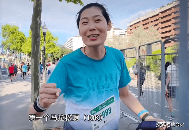 奥运冠军朱婷跑1万米马拉松，身姿挺拔紧