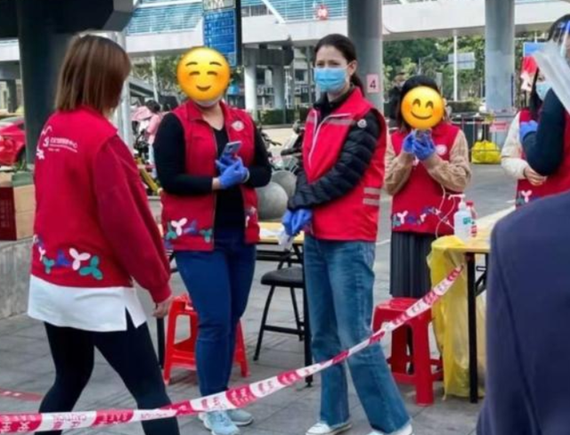 袁咏仪在社区做义工被网友偶遇，靓靓忙碌的样子很可爱