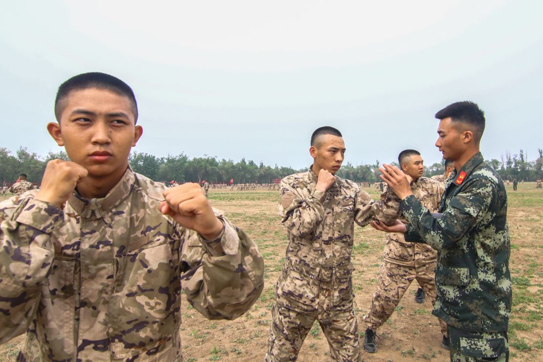 武警天津总队新兵团组织开展新兵擒敌训练