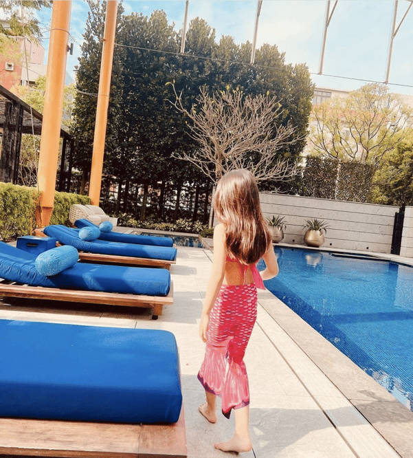 周杰伦分享女儿泳池照片，连线称之为“让我们动起来”