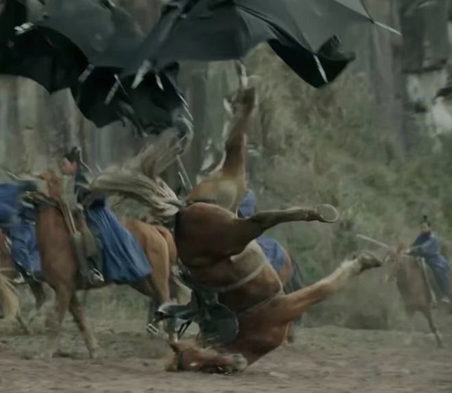《且试天下》摔马场景再次引争议，马儿真摔成扭曲程度