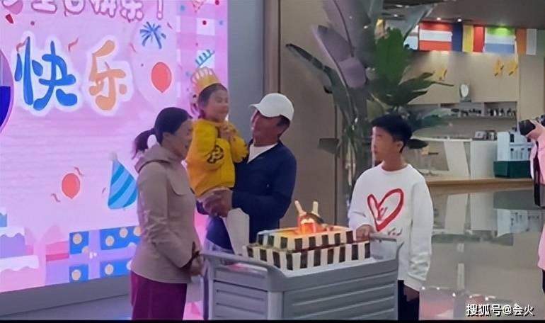 王楠老公为女儿庆6岁生日，笑笑头戴生日帽，妈妈陪伴在侧