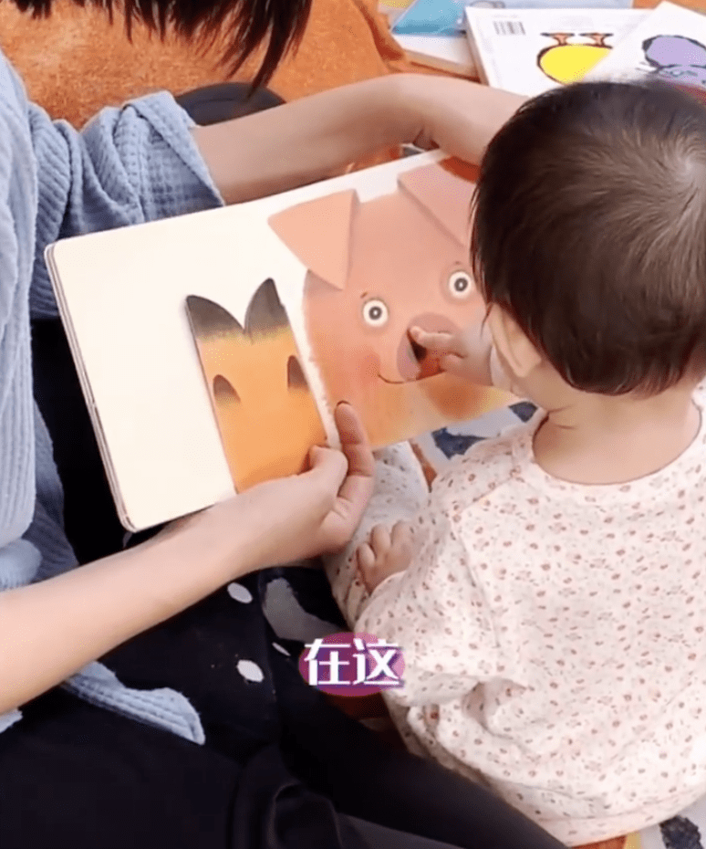 张梓琳晒和女儿看绘本视频，低头和她有爱互动，声音很温柔