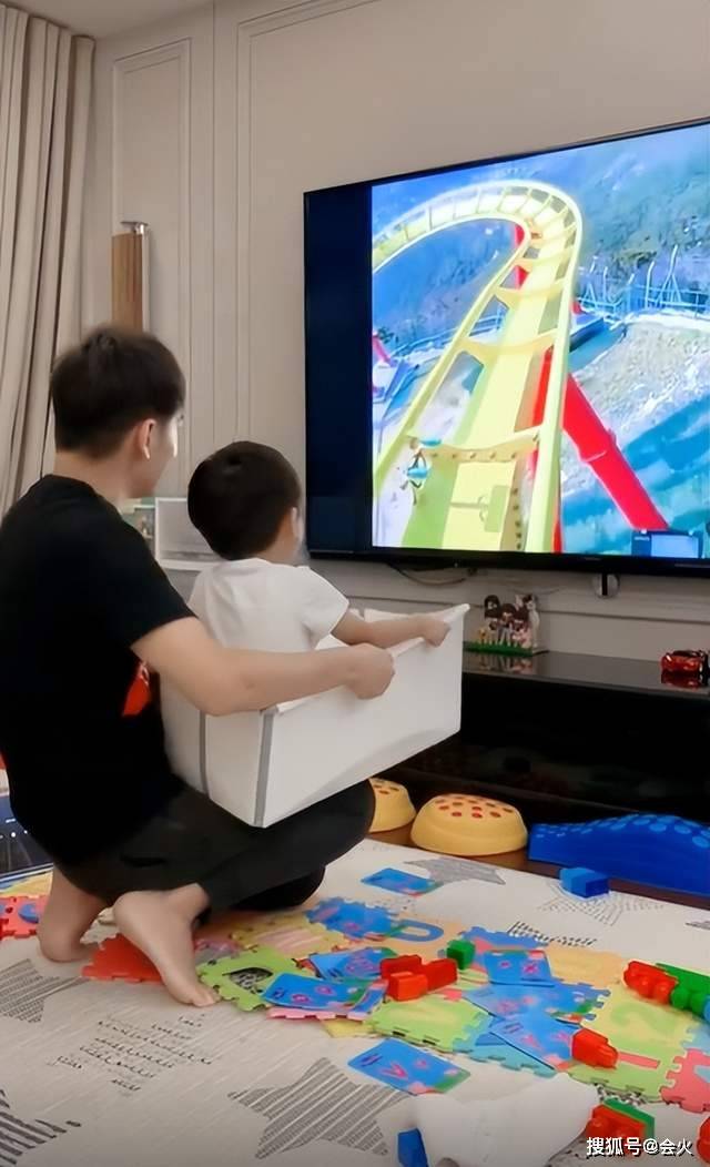 林志颖儿子开模拟赛车，小小年纪就继承爸爸对赛车的热爱