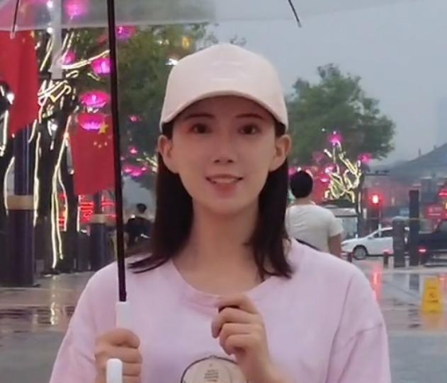 还记得《不倒翁小姐姐》吗？首次晒女儿合照，婆婆身份不凡