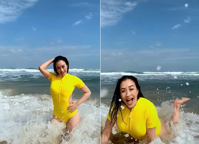 51岁钟丽缇海边嗨玩！穿镂空泳装大秀身材，跪地拍照被海水冲趴