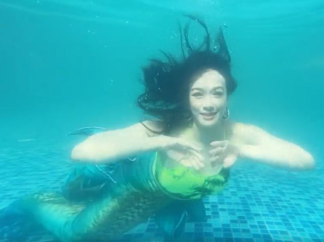 51岁钟丽缇海边嗨玩！穿镂空泳装大秀身材，跪地拍照被海水冲趴