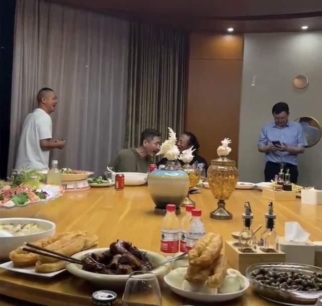 “元芳”张子健现身酒会，53岁白发苍苍，酒后忘情高歌