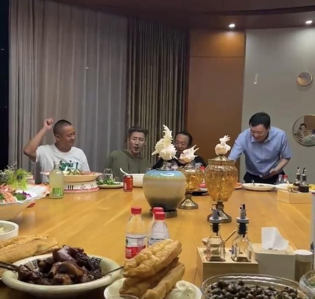 “元芳”张子健现身酒会，53岁白发苍苍，酒后忘情高歌