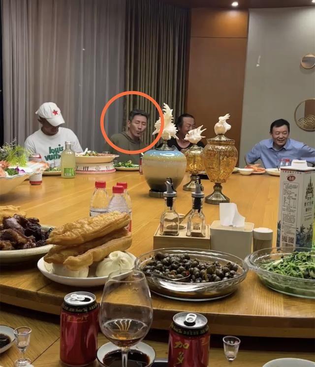 “元芳”张子健现身酒会，53岁白发苍苍，酒后忘情高歌