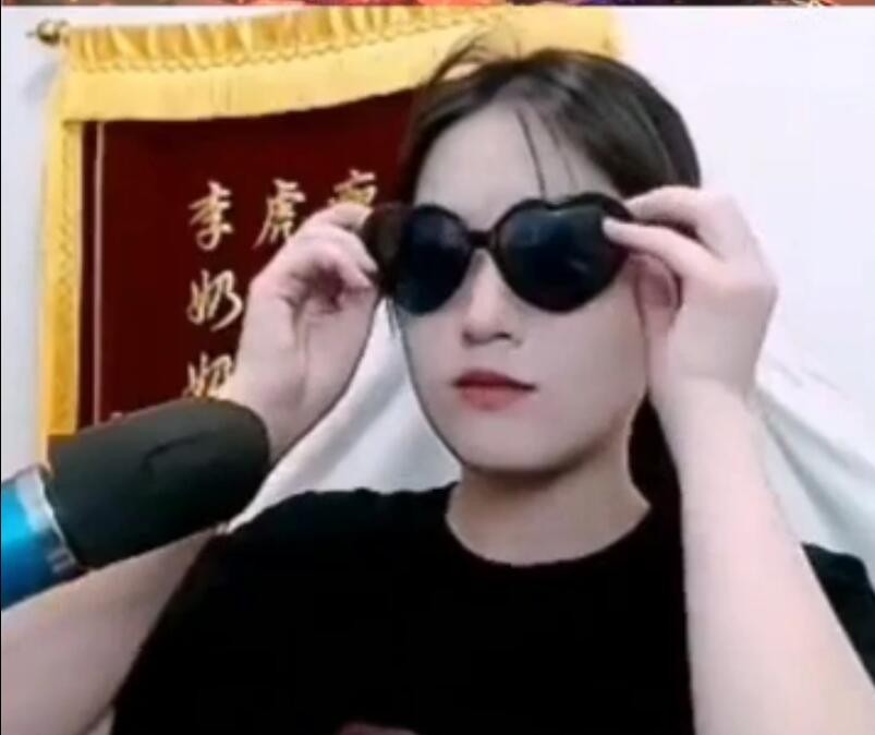 |王者荣耀：吕德华妹妹代哥出征，德芙：中路不太行