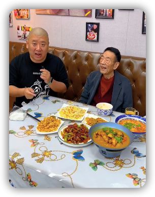 90岁杨少华现身自家饭店，走路要俩人搀扶，儿子亲手夹菜喂吃饭