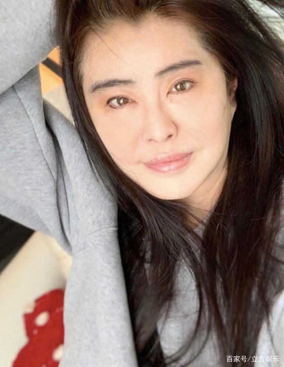 王祖贤晒55岁美照，仰头自拍暴露缺点，嘴角伤疤引人关注！