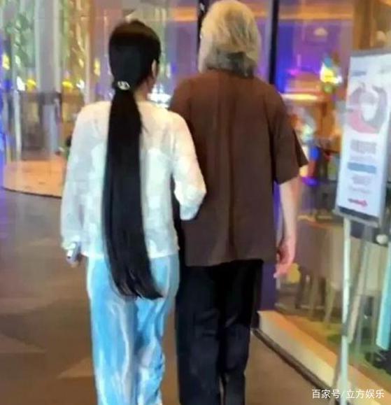 张纪中和小31岁娇妻逛街似两代人，前者头发花白