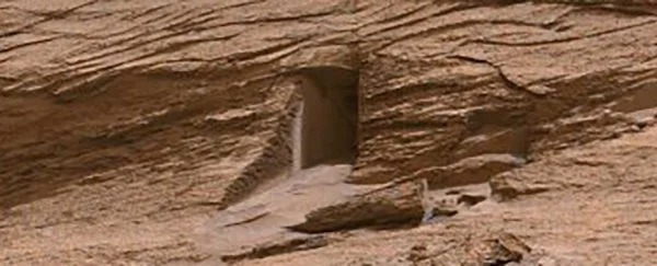火星表面岩石上出现完美“门”，还有“门廊”，