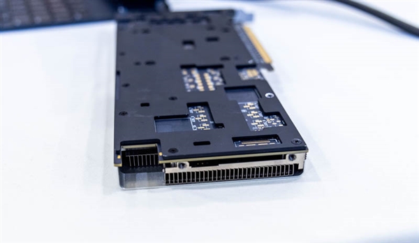 双芯功耗只有区区75W！Intel全新数据中心显卡首次实拍