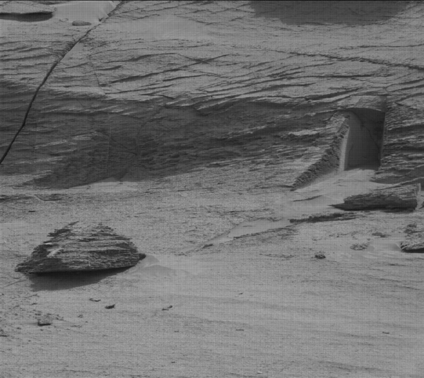 火星表面岩石上出现完美“门”，还有“门廊”，