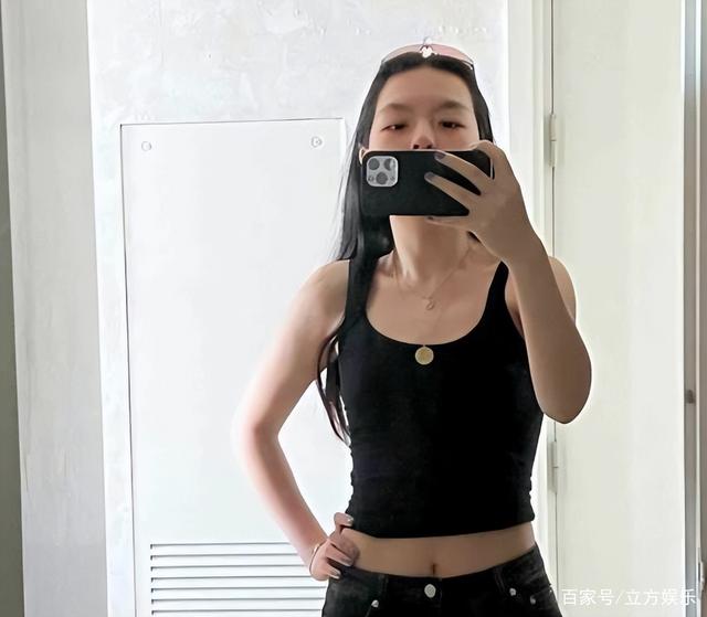 李咏女儿晒素颜自拍，低胸背心暴露好身材，腰间赘肉有些明显！