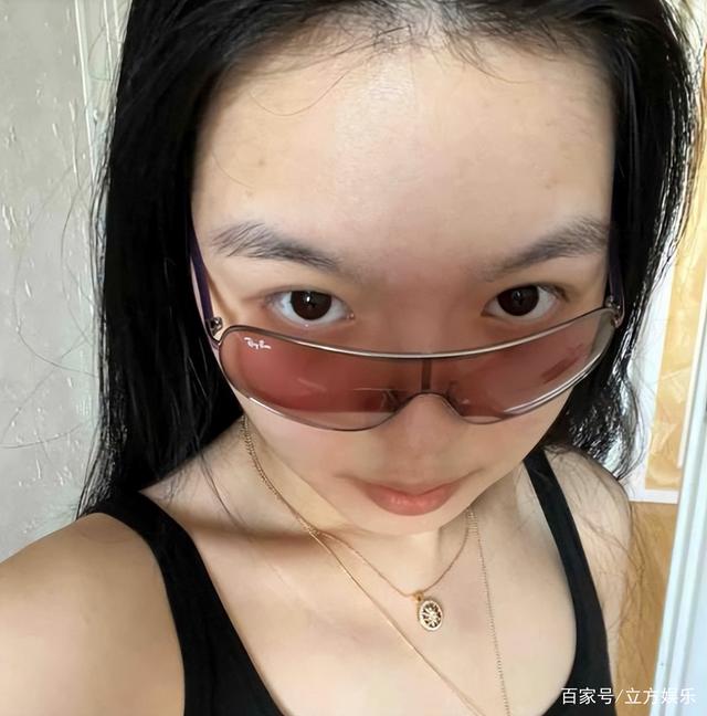 李咏女儿晒素颜自拍，低胸背心暴露好身材，腰间赘肉有些明显！