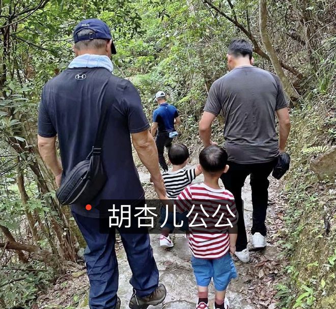 李乘德带娃外出就餐，胡杏儿大赞婆婆是个很好的婆婆