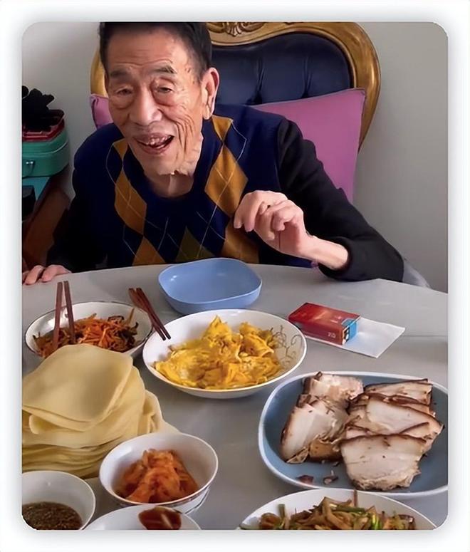 90岁杨少华现身自家饭店，走路要俩人搀扶，儿子亲手夹菜喂吃饭