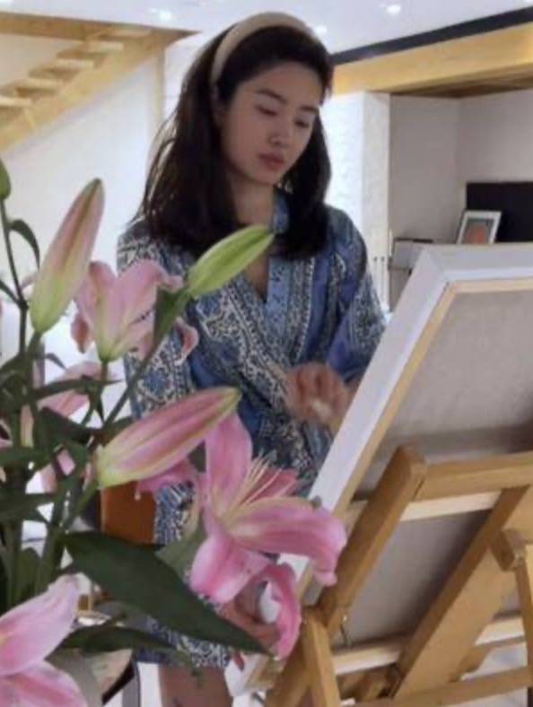 “冯女郎”杨采钰在家画画，动作霸气十足