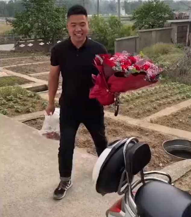 江苏男子第一次给老婆送花，笑盈盈走来时