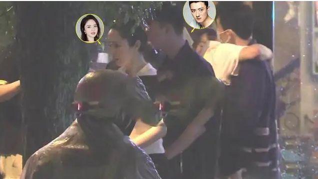 42岁董璇出席饭局，与中年男子挽手出门，被对方强吻引发热议
