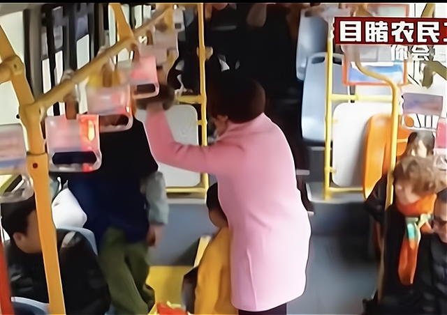 农民工带着孩子的妈妈让座遭嫌弃，车上乘客纷纷道歉