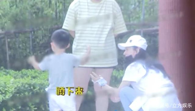 赵丽颖2岁儿子来探班！小朋友不停挥手超可爱，其父冯绍峰未现身