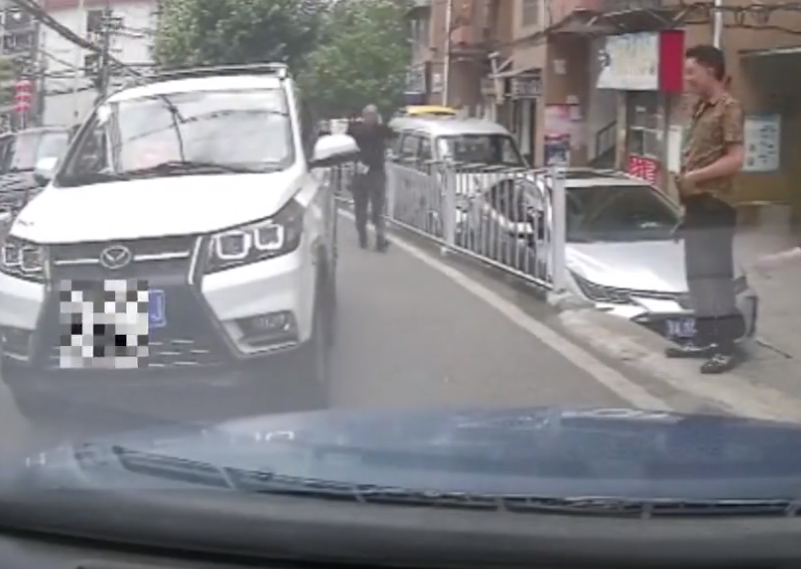 贵州一出租车逆行与白车相撞，结果白车负全责
