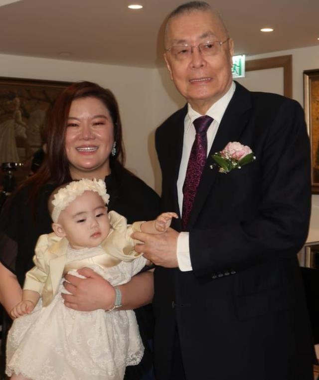 83岁的刘诗昆带着一岁女儿出席戛纳，成为全场最年轻的嘉宾
