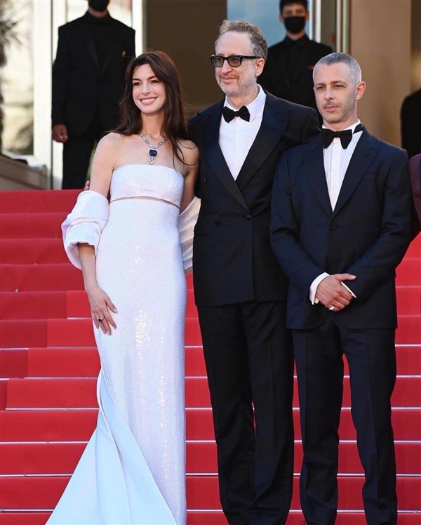 安妮海瑟薇出席戛纳电影节首映，白色抹胸裙优雅又高贵