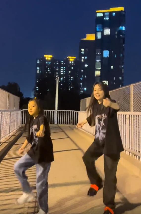 李小璐与女儿街头热舞，9岁甜馨舞姿专业，身高已超过妈妈肩膀