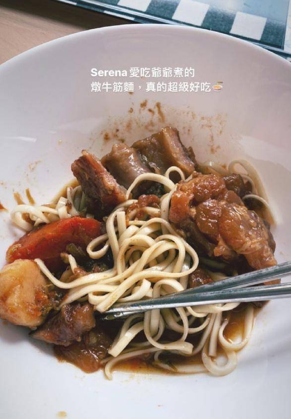 秦汉全家近照曝光，儿媳身材窈窕，小孙女serena可爱爆表