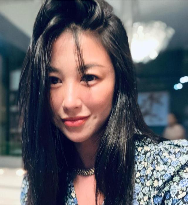 朱珠夫妇撇下女儿出门，开敞篷豪车自拍，宛若初恋小情侣超甜