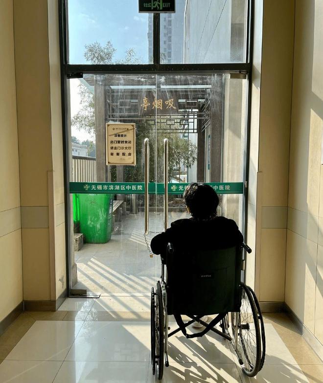 49岁陈志朋晒轮椅照引热议：人生下半场，最挥霍不起的是健康