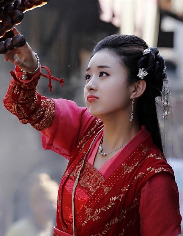 赵丽颖、馨子、林依晨饰演的“傻白甜”，演出了白月光的既视感