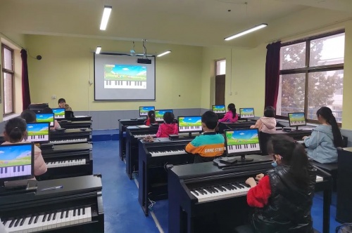 小叶子智能陪练公益7周年回访 乡村学校也有了钢琴社团