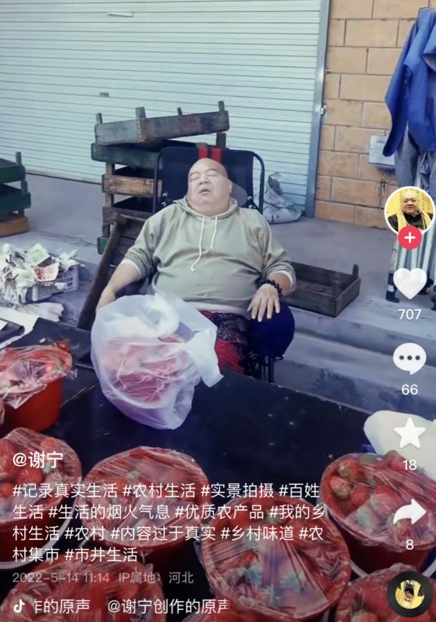 49岁男明星到中年，无戏可拍，如今沦落到街头卖草莓为生！