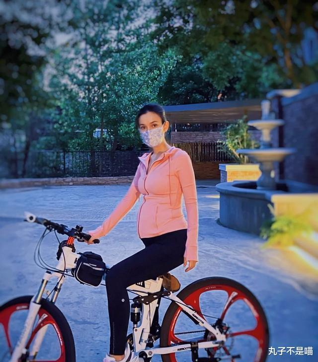 卢靖姗挺孕肚骑单车，和韩庚居住的北京住所曝光，院子超级大